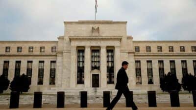 Fed tem 90% de chance de manter juros em 3,75%-4% hoje, com decisão às 15h de Brasília