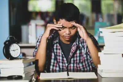 Enem 2026: trocar o sono por mais horas de estudo pode derrubar seu desempenho na prova