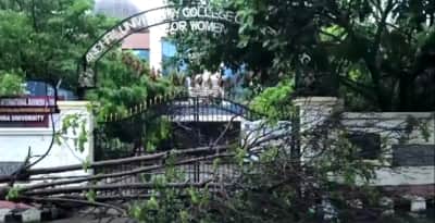 Ciclone Arnab atinge Andhra Pradesh, na Índia, e deixa três mortos e casas destruídas