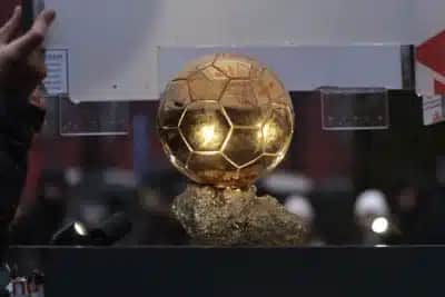 Pela primeira vez em 70 edições, a Bola de Ouro deixa Paris; premiação de 2026 será em Londres