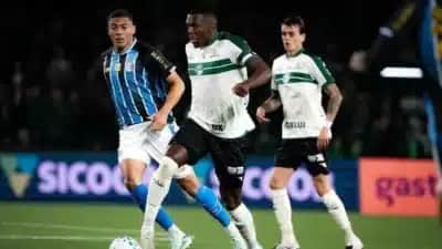 Mesmo com chances perdidas, Grêmio só vence o Coritiba no último lance, com gol de Braithwaite