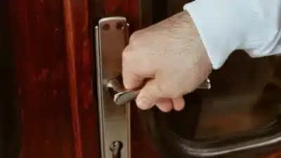 Voltar para conferir a porta pode ser distração, mas angústia e atrasos são alertas