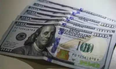 Dólar sobe quase 1% e passa de R$ 5,40 com disputa pela Ptax e foco na reeleição de Lula