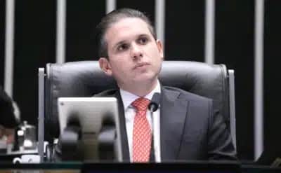 Hugo Motta diz que Câmara debate voto distrital misto, com vigência prevista só para 2034