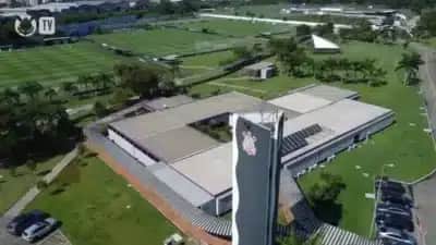 Dois encapuzados atiram rojões e ameaçam repórteres com revólver no CT do Corinthians