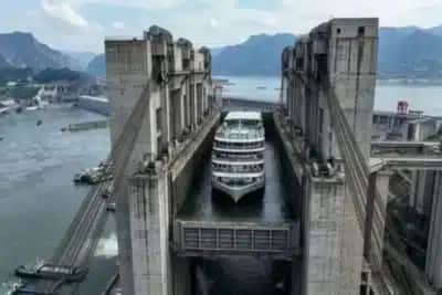 Elevador das Três Gargantas reduz travessia de horas para 40 minutos no Yangtzé