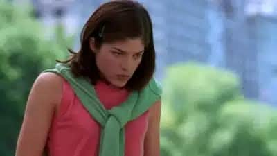 Selma Blair é presa após incidente com comissária; representante nega tentativa de abrir a porta