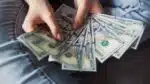 Dólar fecha em R$ 5,666 e Ibovespa registra queda com taxa de desemprego em patamares menores