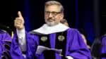 Steve Carell assiste a cerimônia de formatura com a turma dançando nos EUA
