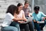 Índice de jovens que não estudam nem trabalham registra queda para o patamar mais baixo desde 2019, segundo dados do IBGE