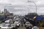 Brasil, Foz do Iguaçu, PR, 12/12/2003. Trânsito na Ponte da Amizade, que liga Foz do Iguaçu no Brasil e Ciudad del Este no Paraguai. Foto: MARCIO FERNANDES / ESTADÃO CONTEÚDO. - Crédito:MÁRCIO FERNANDES DE OLIVEIRA/ESTADÃO CONTEÚDO/AE/Código imagem:220896