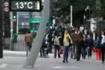 SP - CLIMA/SP/INVERNO - GERAL - Pedestres se protegem do frio na Avenida Paulista, região central de São   Paulo, nesta manhã de segunda feira (03).  A semana começa fria em todo o   estado de São Paulo, devido à influência de uma forte massa de ar seco, de   origem polar, no oceano. Os ventos associados a este sistema de alta   pressão atmosférica deixam o dia nublado, com chuva fraca e chuviscos no   litoral e na faixa  leste paulista. A temperatura sobe pouco no decorrer   do dia e a segunda-feira será fria especialmente nestas localidades,   inclusive na Capital.   03/07/2017 - Foto: FÁBIO VIEIRA/FOTORUA/ESTADÃO CONTEÚDO