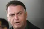 DF - BRASÍLIA, CHEGADA DO JAIR BOLSONARO - POLÍTICA - DF - BRASÍLIA - 25/03/2025 - BRASÍLIA, CHEGADA DO JAIR BOLSONARO - O ex-presidente Jair Bolsonaro é visto ao chegar em Brasília no dia que se inicia seu julgamento pela primeira turma do Superior Tribunal Federal por tentativa de golpe de estado. Brasília, 25 de março de 2025. 25/03/2025 - Foto: MATEUS BONOMI/AGIF - AGÊNCIA DE FOTOGRAFIA/AGIF - AGÊNCIA DE FOTOGRAFIA/ESTADÃO CONTEÚDO