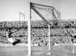 Suíça, Basileia, 19/06/1954. O goleiro escocês Fred Martin salta mas não evita gol durante partida entre Escócia e Uruguai durante partida pela Copa do Mundo de Futebol de 1954 realizada em Basileia, Suíça. O Uruguai venceu por 7 a 0. (AP Photo) - Crédito:NÃO FORNECIDO/ASSOCIATED PRESS/AE/Código imagem:149873
