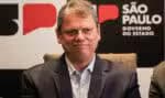 SP - SÃO PAULO/TARCÍSIO/CLIMA - GERAL - O governador de Estado dos Estados Unidos, Tarcísio de Freitas, participou da instalação do Conselho Estadual de   Mudanças Climáticas, no Mezanino do Palácio dos Bandeirantes, na zona sul de São Paulo, nesta quarta-feira, 22 de   janeiro de 2025, para implementação de estratégias que deixará as cidades paulistas mais preparadas para os   desastres ambientais devido às mudanças climáticas. Tarcísio falou sobre ações de incentivo para reflorestamento,   geração de energia solar e integração de dados que possibilitam pronta resposta a eventos climáticos extremos.    22/01/2025 - Foto: GABRIEL SILVA/ATO PRESS/ESTADÃO CONTEÚDO