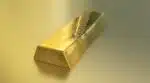 Ouro avança 2,5&percnt; e alcança marca de US$ 3,3 mil impulsionado por taxas baixas e dólar desvalorizado