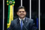 Plenário do Senado Federal durante primeira reunião preparatória destinada à eleição do presidente do Senado Federal. 

A eleição é realizada de forma presencial, por escrutínio secreto, de acordo com o Regimento Interno da Casa, que prevê a votação por meio de cédulas em papel inseridas em envelope. Será eleito o candidato que receber a maioria absoluta dos votos, ou seja, 41 votos. 

Em discurso, à tribuna, senador Davi Alcolumbre (União-AP).

Foto: Marcos Oliveira/Agência Senado