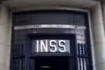 SP - INSS/FRAUDES - ECONOMIA - Fachada do prédio do Instituto Nacional do Seguro Social (INSS) no centro de São Paulo, na tarde desta sexta-feira  (9). O governo federal anunciou um pacote de medidas para fortalecer a transparência no INSS e proteger aposentados   e pensionistas de descontos indevidos em seus benefícios previdenciários. A principal iniciativa já em curso é a   notificação direta dos segurados pelo aplicativo Meu INSS, informando se seus contracheques apresentaram ou não   cobranças associativas irregulares. O INSS informou também que vai devolver R$ 292,7 milhões em recursos referentes   aos descontos na folha de pagamento de aposentados e pensionistas que estavam bloqueados. Segundo o órgão, essa   devolução será feita entre os dias 26 de maio e 6 de junho.               09/05/2025 - Foto: CRIS FAGA/DRAGONFLY PRESS/ESTADÃO CONTEÚDO
