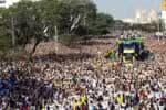 SP - SÃO PAULO/MARCHA PARA JESUS - GERAL - Público acompanha culto durante a 31ª edição da Marcha para Jesus 2023, com concentração na Estação Luz do Metrô,   no centro de São Paulo, na manhã desta quinta-feira, 08 de junho de 2023, feriado de Corpus Christi. Os   participantes seguem em caminhada acompanhando os trios elétricos em direção à Praça Heróis da Força Expedicionária   Brasileira, próximo ao Campo de Marte, na Zona Norte de São Paulo, onde acontecerá vários Shows de música Gospel.   08/06/2023 - Foto: WAGNER VILAS/ENQUADRAR/ESTADÃO CONTEÚDO