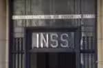 SP - INSS/FRAUDE - ECONOMIA - Vista da fachada do posto do Instituto Nacional do Seguro Social (INSS),   localizado na região central da cidade de São Paulo, na manhã desta quarta-feira,   30  de abril de 2025. O ministro do Trabalho e Emprego, Luiz Marinho, acredita que   o governo irá "virar a página" e o Instituto Nacional do Seguro Social (INSS)   sairá "mais forte e representativo" após a Operação Sem Desconto deflagrada na   semana passada, que identificou um esquema fraudulento de deduções indevidas em   benefícios de aposentados e pensionistas do instituto. Em sua avaliação, este é um   momento de observar as entidades que representam os aposentados e pensionistas e   aquelas que têm "vocação da malandragem".   30/04/2025 - Foto: BRUNO ESCOLASTICO/E.FOTOGRAFIA/ESTADÃO CONTEÚDO