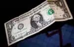 SP - VENDA DÓLARES / CAI BC - ECONOMIA - Os leilões de dólares realizados pelo Banco Central, injetaram US$ 32,6 bilhões na economia para conter a escalada do dólar em dezembro. As intervenções foram interrompidas em 2025, mas, podem ser adotadas para segurar a cotação da moeda norte-americana, caso o BC ache necessário.
Diante das ofertas de dólares no mercado, o total de dólares em poder do Banco Central caiu US$ 33,3 bilhões (9,2%) em dezembro, de US$ 363 bilhões para US$ 329,7 bilhões. Trata-se do menor valor desde o mês de fevereiro de 2023. 09/01/2025 - Foto: ALOISIO MAURICIO/FOTOARENA/FOTOARENA/ESTADÃO CONTEÚDO