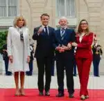 Lula e Janja chegam juntos, de mãos dadas, ao Palácio do Eliseu, em Paris, acompanhados por Macron e Brigitte