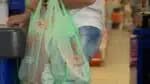 Fim da distribuição gratuita de sacolas plásticas pelos supermercados, que passarão a ser cobradas, com objetivo de reduzir o excesso de plástico descartado no meio ambiente