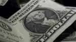 Dólar registra queda com IOF e planos de Trump para o Federal Reserve
