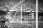 Brasil, Rio de Janeiro, Rio de Janeiro, 31/08/1969. Pelé marca o gol da vitória do Brasil por 1 a 0 sobre o Paraguai, no estádio do Maracanã, pela última rodada das Eliminatórias para a Copa do Mundo de 1970, no México, para alegria de Tostão.  Anos mais tarde, Tostão resumiria o futebol do Rei: "Pelé foi a síntese do futebol perfeito e simples. Assim como Bach na música e Van Gogh na pintura, ele ficará imortalizado como gênio". Pasta: 47.914. - Negativo:69.6717.1 - Crédito:DOMICIO PINHEIRO/ESTADÃO CONTEÚDO/AE/Codigo imagem:5503