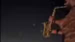 Saxofonista se torna viral ao tocar durante bombardeio em Israel