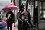 SP - CLIMA/BRASIL/FRENTE FRIA - GERAL - Pedestres se protegem do frio e da chuva na Avenida Paulista, na região central de   São Paulo, nesta manhã de sexta-feira, 21. Depois de ciclone-bomba, ventania com   tempestade de areia, o Brasil recebe mais um fenômeno meteorológico marcante: uma   forte massa de ar frio polar no inverno. A frente fria tem provocado chuvas,   temperaturas abaixo de 0 ºC, granizo e neve, principalmente nas regiões Sul e   Sudeste do País. Esta é a terceira vez que a o frio ocorre em 2020, mas a primeira   com essa proporção e intensidade. De acordo com o Climatempo, "dificilmente o   Brasil poderá experimentar outra onda de frio como esta ainda este ano".   21/08/2020 - Foto: FÁBIO VIEIRA/FOTORUA/ESTADÃO CONTEÚDO
