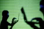 Pessoas com laptops
REUTERS/Dado Ruvic