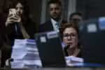 Carla Zambelli, que se encontra na Itália, ainda pode perder o cargo de deputada