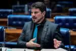 Decisão do ministro Alexandre de Moraes autoriza o bloqueio de contas e chaves Pix de Marcos do Val após viagem aos EUA