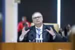 Dino argumenta a favor da utilização de tornozeleira para Bolsonaro, rejeita o “sequestro da economia” e identifica risco de fuga