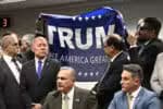 Deputados da oposição ostentam bandeira de Trump em reunião na Câmara