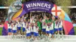 As jogadoras da seleção inglesa, campeãs da Euro, são recebidas com celebrações e reconhecimento em Londres