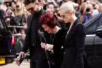A cerimônia de despedida de Ozzy Osbourne começou com a presença de Sharon e seus filhos