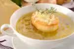 Receitas simples de sopas e caldos para aquecer nos dias frios