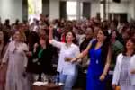 DF - BOLSONARO/STF/SANÇÕES/CULTO - POLÍTICA - A ex-primeira-dama  Michelle Bolsonaro  durante culto na Igreja Catedral da   Benção, em Taguatinga (DF), nesta quinta-feira, 24 de julho de 2025. O ex-  presidente Jair Bolsonaro (PL) chorou durante a pregação. A visita do ex-  presidente à igreja liderada pelo pastor Jair de Oliveira ocorreu num contexto de   restrição da sua liberdade por meio das medidas cautelares impostas pelo ministro   do Supremo Tribunal Federal (STF) Alexandre de Moraes. Bolsonaro esteve no local   acompanhado do senador Magno Malta (PL-ES).   24/07/2025 - Foto: WILTON JUNIOR/ESTADÃO CONTEÚDO