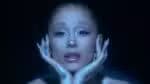 Ariana Grande divulga linha de produtos de beleza luminosas; confira