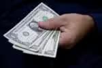SP - MERCADO/DÓLAR - ECONOMIA - **Atenção: imagem ilustrativa** O dólar abriu esta quinta-feira, 10, em alta, mas     passou a cair no mercado à vista, puxando os juros futuros para baixo. O CPI dos     EUA mostrou deflação de 0,1% em março ante fevereiro nos EUA ante previsão de alta     de 0,1%. O índice DXY do dólar frente moedas desenvolvidas renovava mínimas há     pouco, no patamar de 101 pontos. Por volta das 9h45, o dólar à vista retomava     sinal de alta.    10/04/2025 - Foto: ADRIANA TOFFETTI/ATO PRESS/ESTADÃO CONTEÚDO