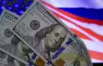 SP - MERCADO/DÓLAR - ECONOMIA - Imagem produzida ilustrativa para a alta do dólar. O dólar à vista ganhou força ao longo da tarde e encerrou a   sessão desta terça-feira, 24, em alta de 0,29%, a R$ 5,5189, após máxima a R$ 5,5239. No exterior, a moeda   americana recuou tanto frente a divisas fortes quanto emergentes, em dia marcado pela retomada do apetite ao risco   com a diminuição das tensões no Oriente Médio.   24/06/2025 - Foto: ADRIANA TOFFETTI/ATO PRESS/ESTADÃO CONTEÚDO