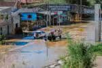 RS - PORTO ALEGRE/CHUVA/FRIO - GERAL - Diversos bairros de Porto Alegre, no Rio Grande do Sul, e em toda a região metropolitana, continuam com áreas de   alagamentos nesta quarta-feira, 25 de junho de 2025. As chuvas aumentaram o nível do Rio Jacuí, que ultrapassou a   cota de inundação nas ilhas da cidade provocando alagamentos. Famílias estão sendo retiradas das áreas afetadas e   recebem alimentos e apoio logístico. Muitas moradores se recusam a deixar suas casas que seguem alagadas.     25/06/2025 - Foto: LUCIANO MARTINS/ATO PRESS/ESTADÃO CONTEÚDO