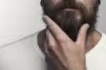 Bigodes podem abrigar mais bactérias que áreas íntimas? Perito responde