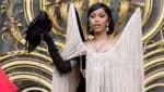 Cardi B exibe visual marcado com peças de modelagem forte e acompanha corvo à Semana de Alta-Costura