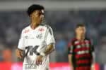 SP - BRASILEIRÃO/SANTOS X FLAMENGO - ESPORTES - Robinho Jr., do Santos, na partida entre o Santos e Flamengo válida pela 14ª rodada do Campeonato Brasileiro 2025,   realizada na noite desta quarta-feira (16), no Estádio Urbano Caldeira (Vila Belmiro), em Santos.    16/07/2025 - Foto: GUILHERME DIONíZIO/CÓDIGO19/ESTADÃO CONTEÚDO
