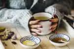 Chás auxiliam no sono? Descubra quais escolher e outras estratégias para relaxar