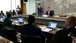 Comissão de Relações Exteriores e Defesa Nacional (CRE) realiza reunião deliberativa com 8 itens. Entre eles, o PL 1.532/2025, que altera a Lei nº 13.178, de 22 de outubro de 2015, para ampliar o prazo para ratificação dos registros imobiliários referentes aos imóveis rurais com origem em títulos de alienação ou de concessão de terras devolutas expedidos pelos Estados em faixa de fronteira; e para estabelecer a forma de encaminhamento do pedido de aprovação do Congresso Nacional, quando a ratificação versar sobre imóveis com área superior a dois mil e quinhentos hectares, nos termos do art. 188, § 1º, da Constituição Federal.

Mesa: 
presidente da CRE, senador Nelsinho Trad (PSD-MS).

Foto: Geraldo Magela/Agência Senado