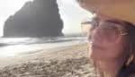 Deborah Secco viaja com Maria Flor para Fernando de Noronha